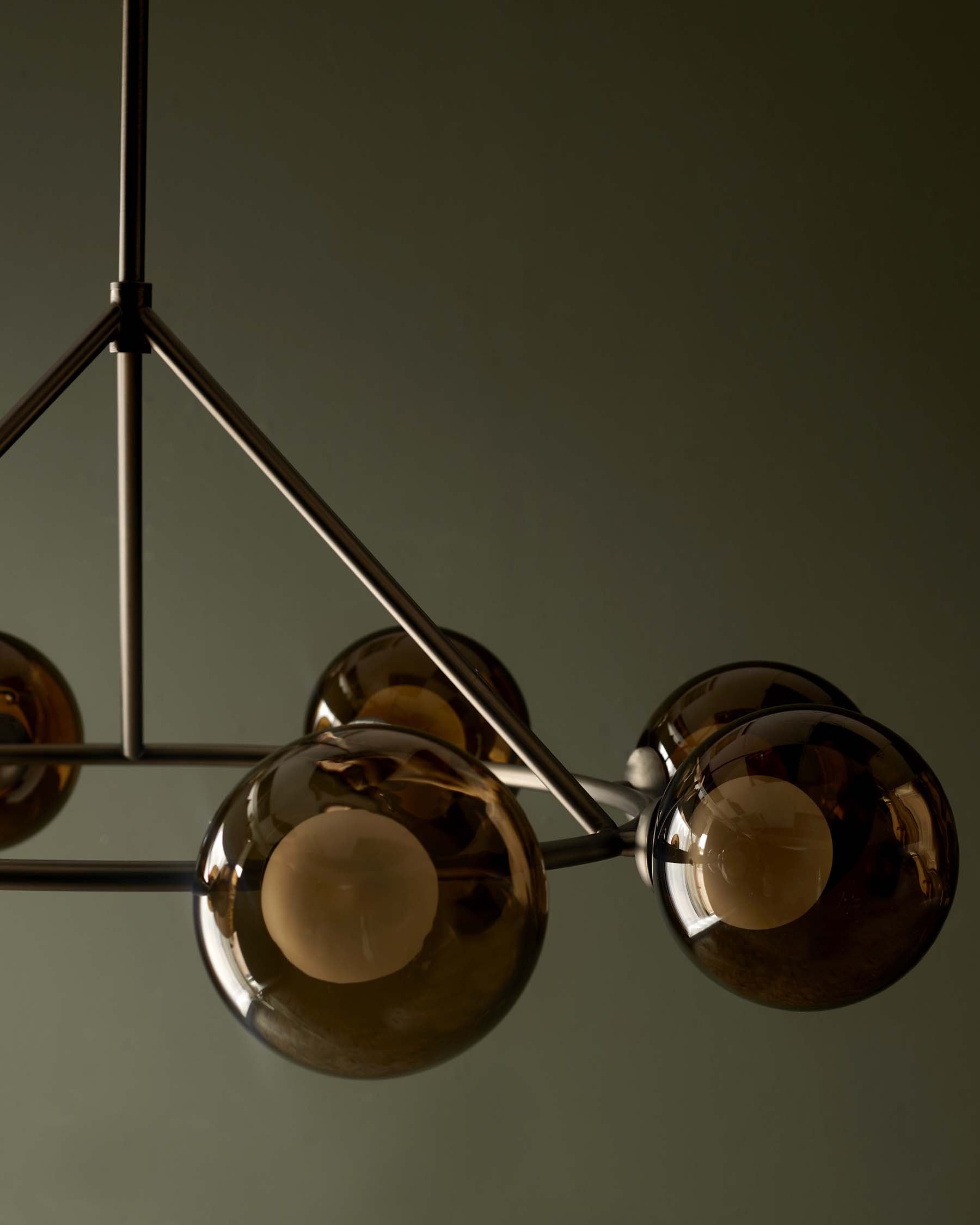 Suspension réglable Riley en verre moka à 8 lumières