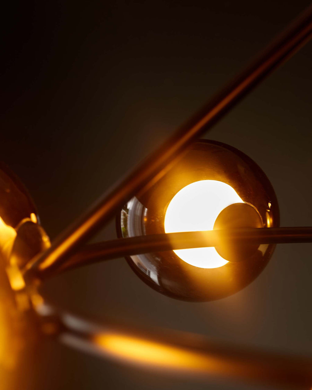 Suspension réglable Riley en verre moka à 8 lumières