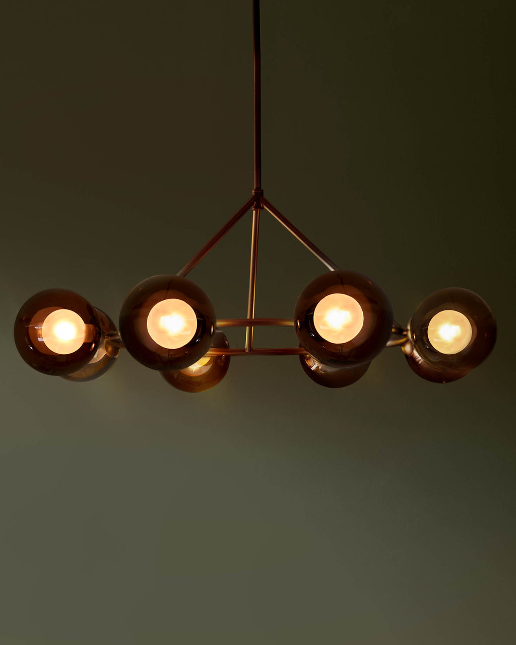 Suspension réglable Riley en verre moka à 8 lumières