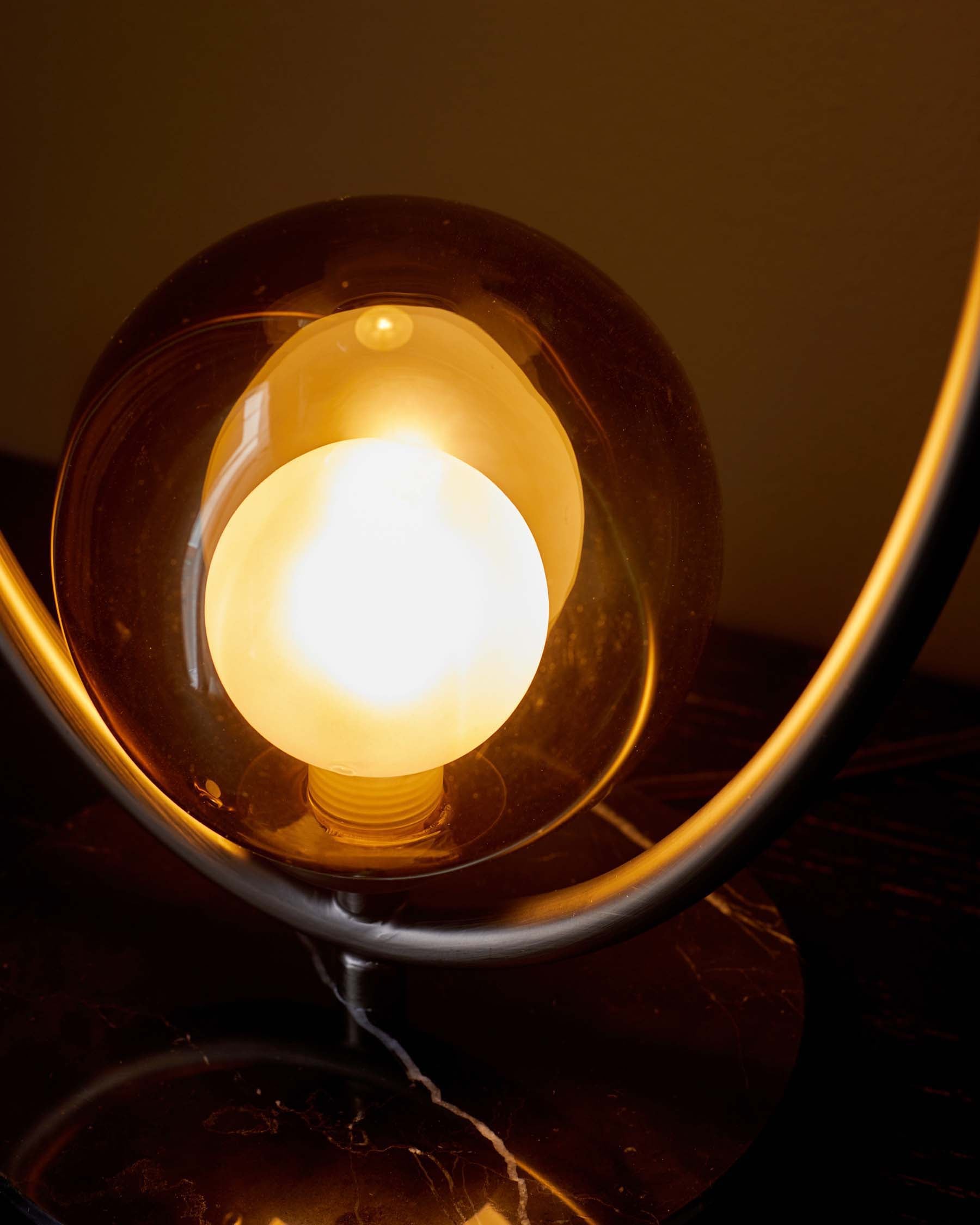 Lampe de table Riley en verre moka à 2 lumières