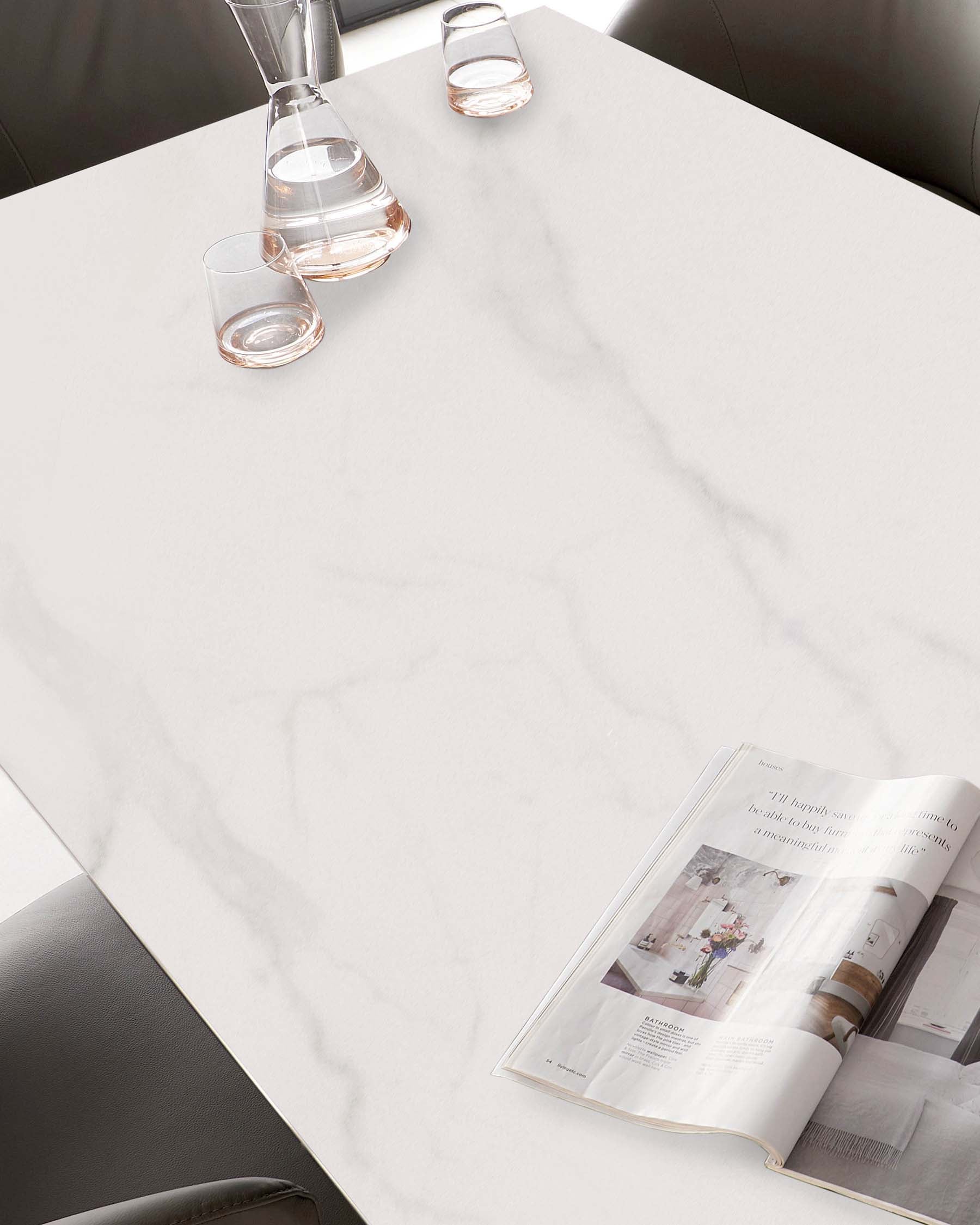 Table de salle à manger 8 places en céramique marbrée blanche Riley