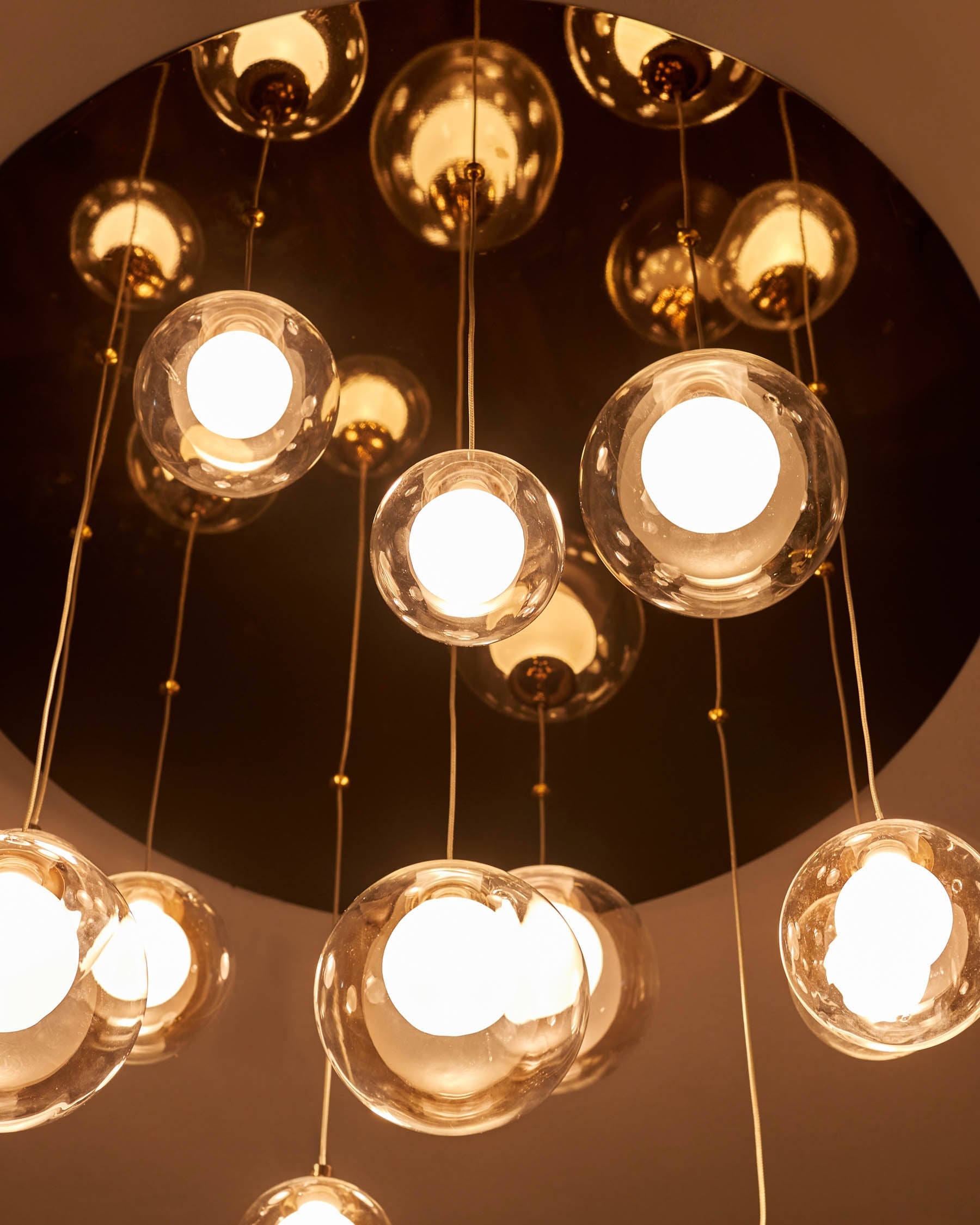 Suspension réglable Riley en verre moka avec 12 LED