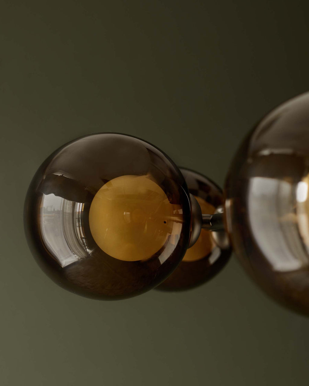 Suspension réglable Riley en verre moka à 8 lumières