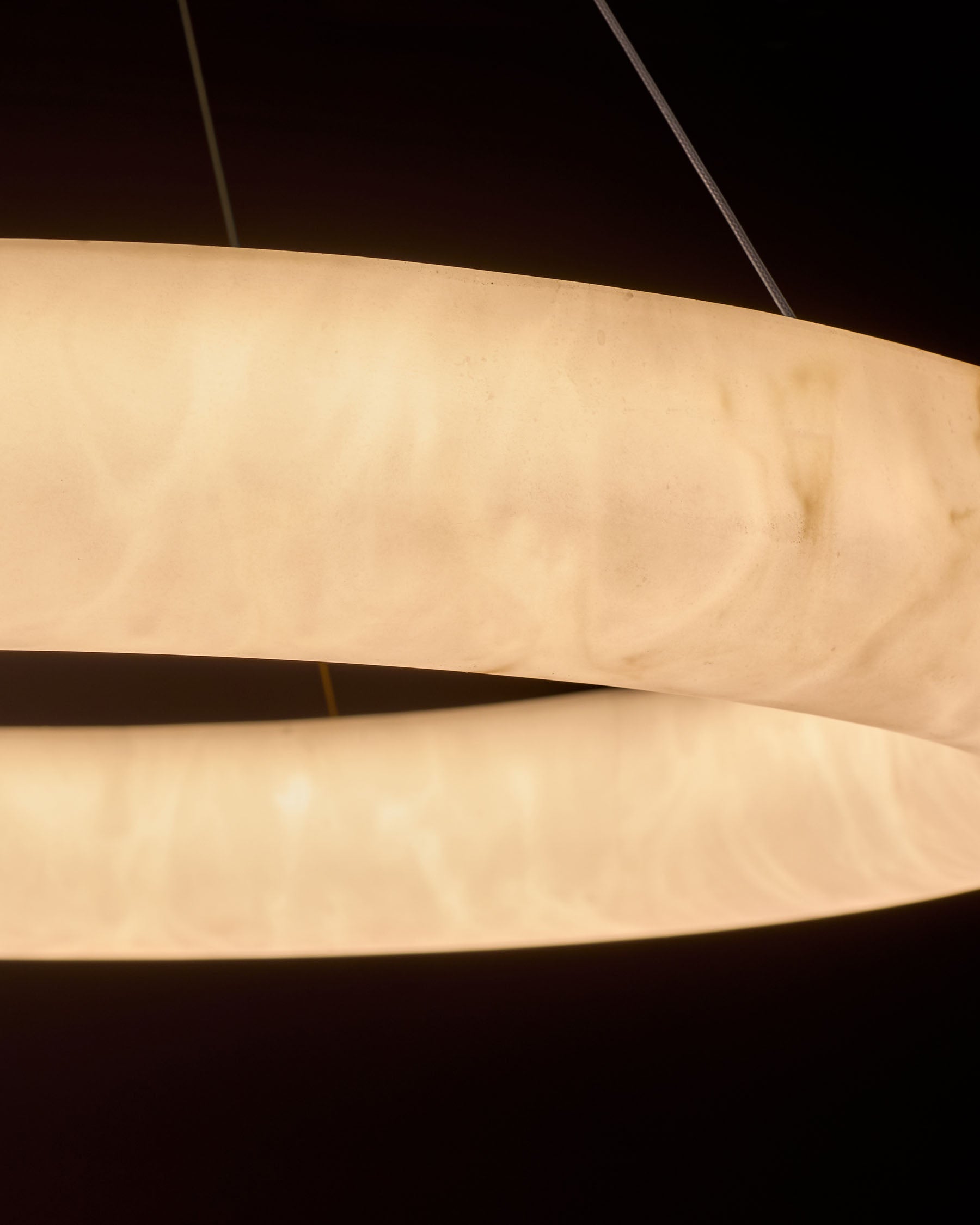 Suspension ronde Sadie en pierre aspect albâtre naturel, grand modèle