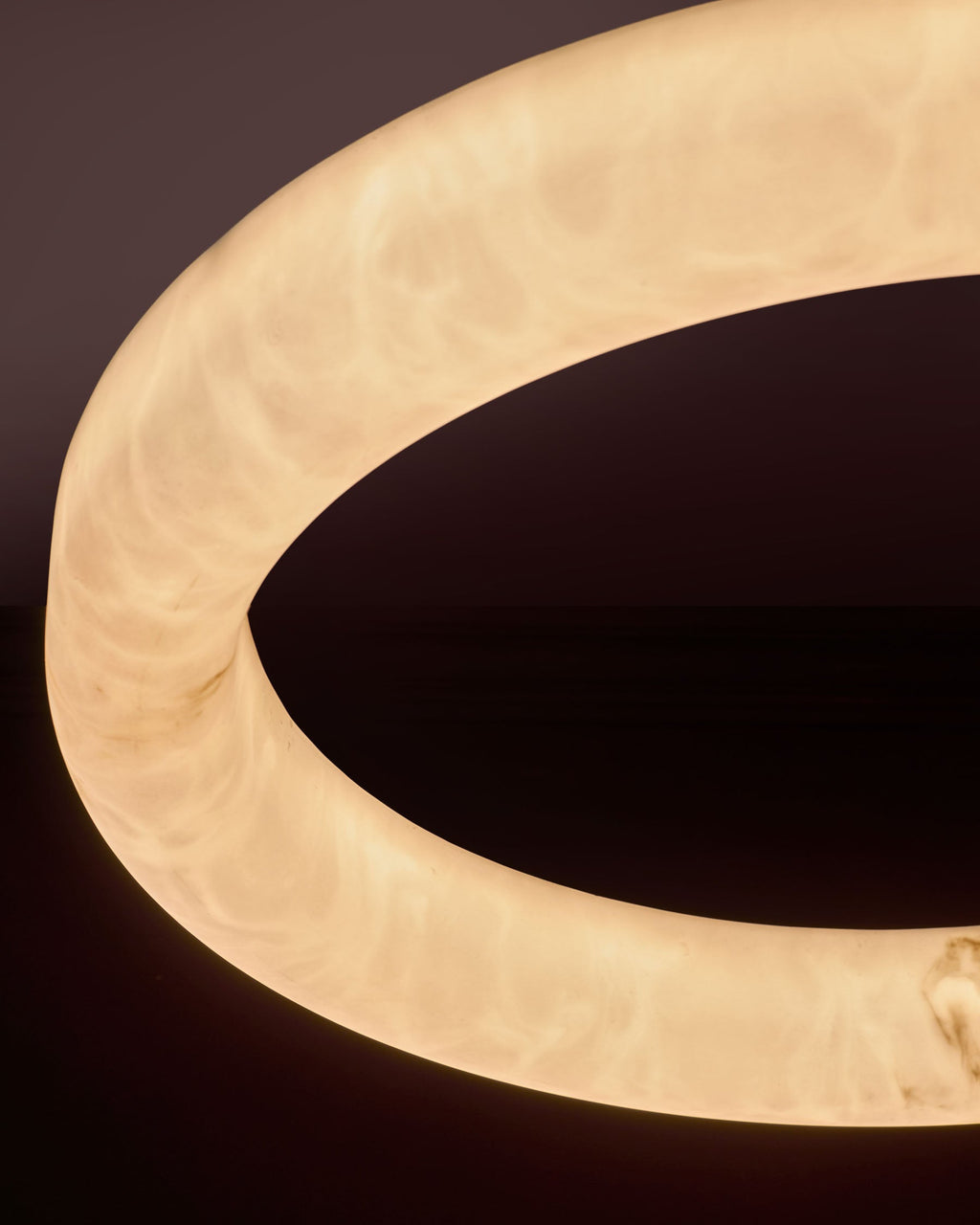 Suspension ronde Sadie en pierre aspect albâtre naturel, grand modèle