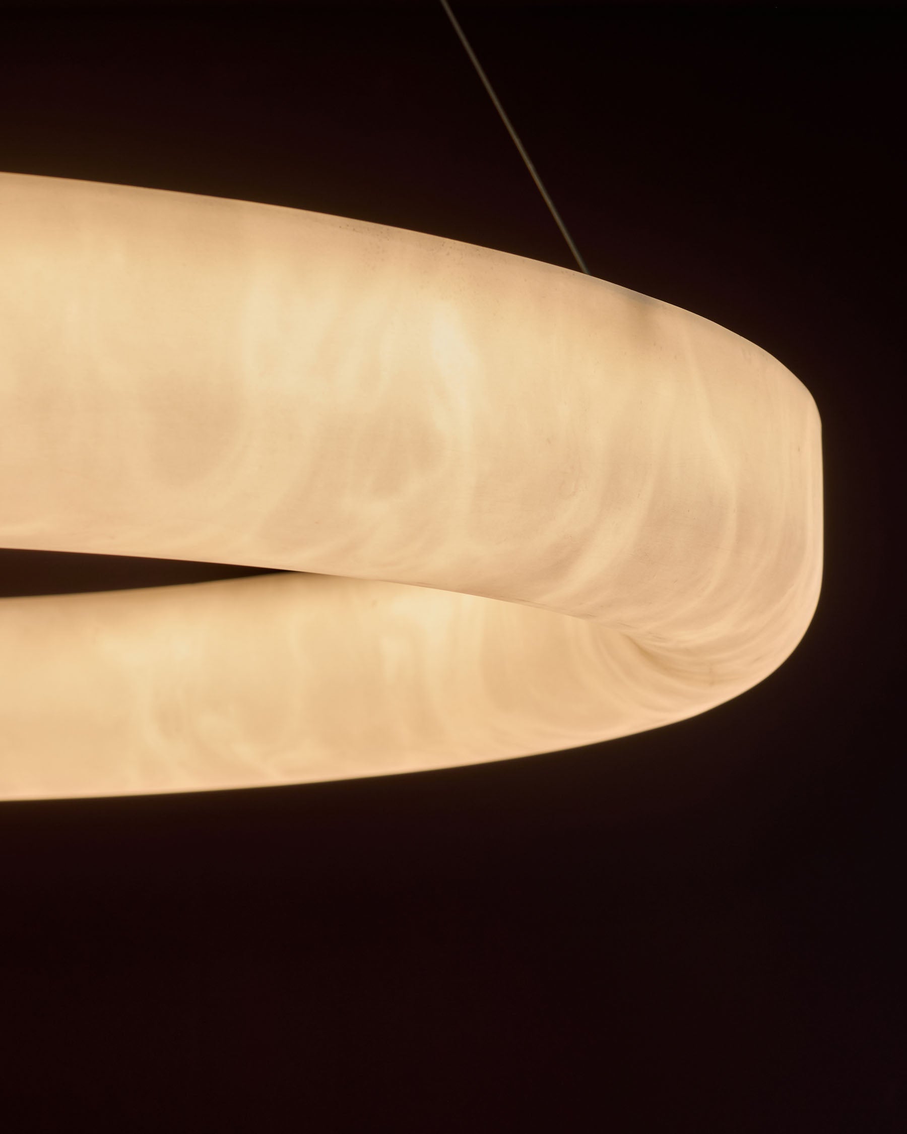 Suspension ronde Sadie en pierre aspect albâtre naturel, grand modèle