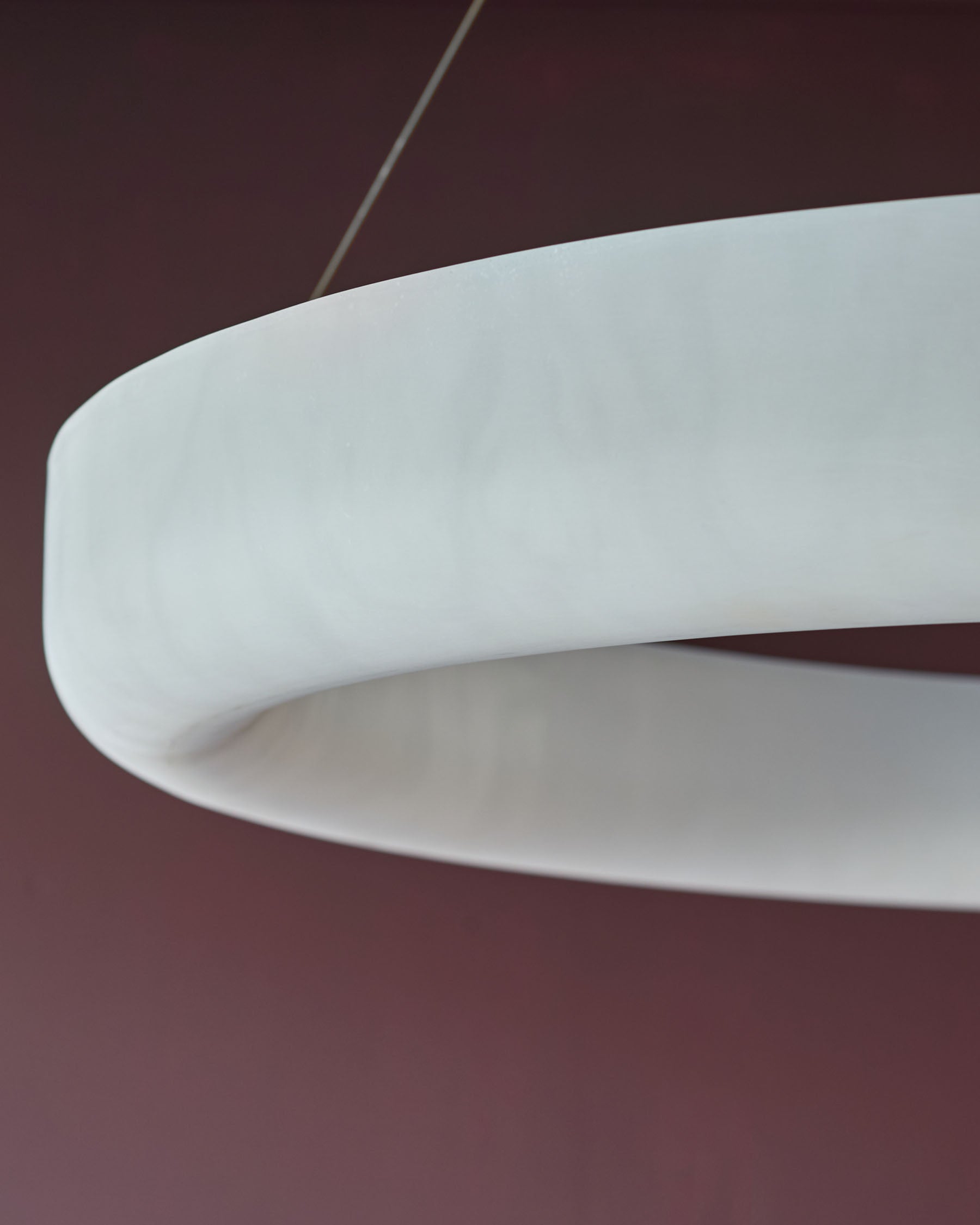 Suspension ronde Sadie en pierre aspect albâtre naturel, grand modèle