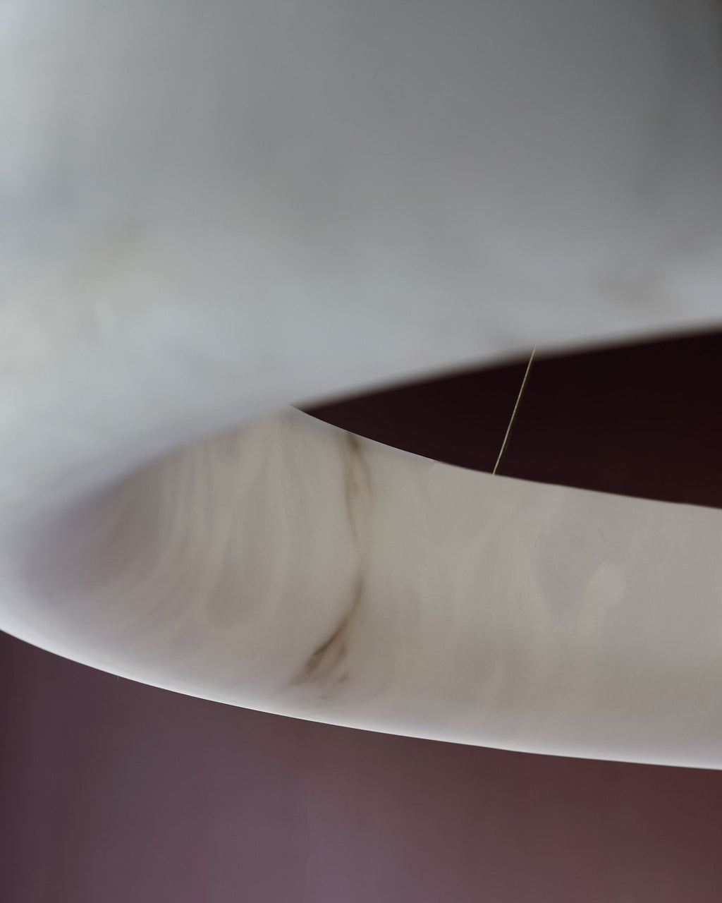 Suspension ronde Sadie en pierre aspect albâtre naturel, grand modèle