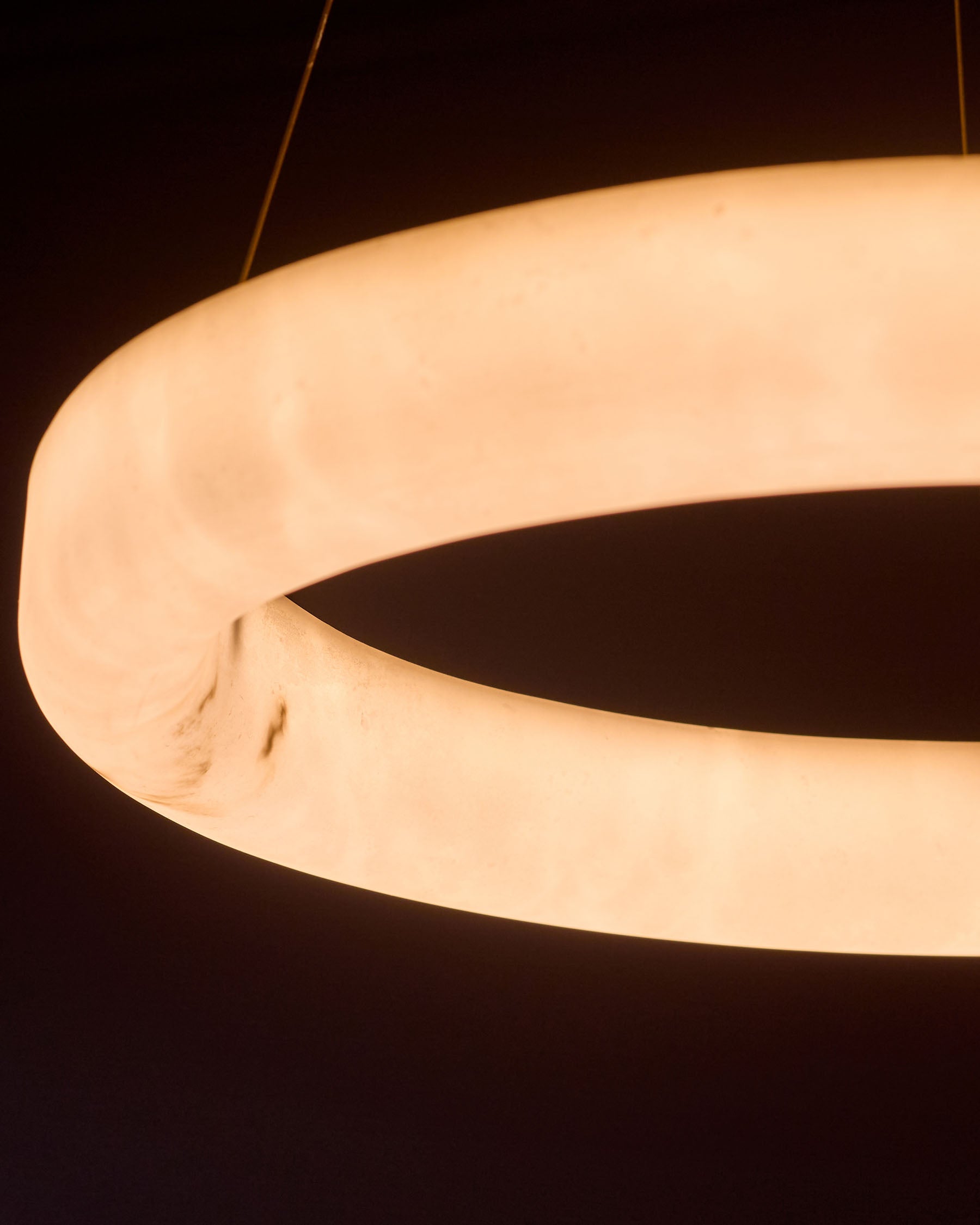 Suspension ronde Sadie en pierre aspect albâtre naturel