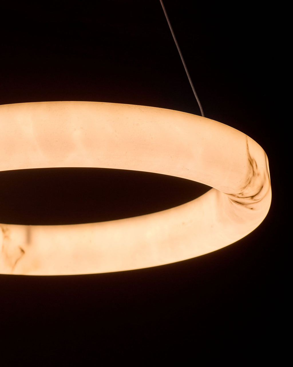 Suspension ronde Sadie en pierre aspect albâtre naturel