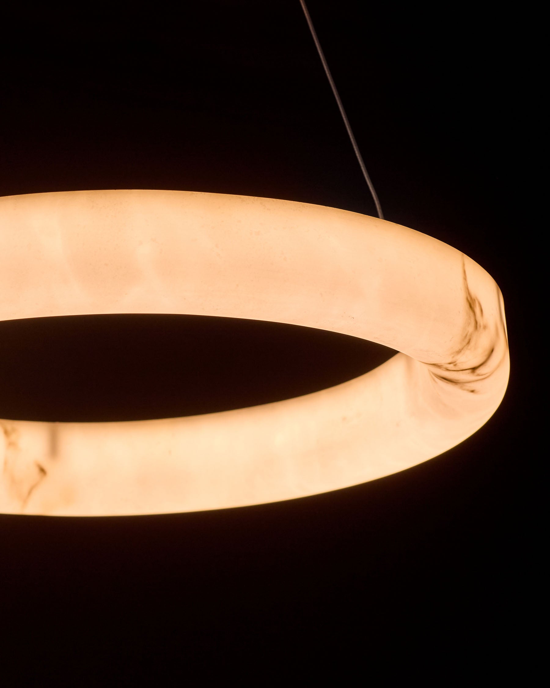 Suspension ronde Sadie en pierre aspect albâtre naturel