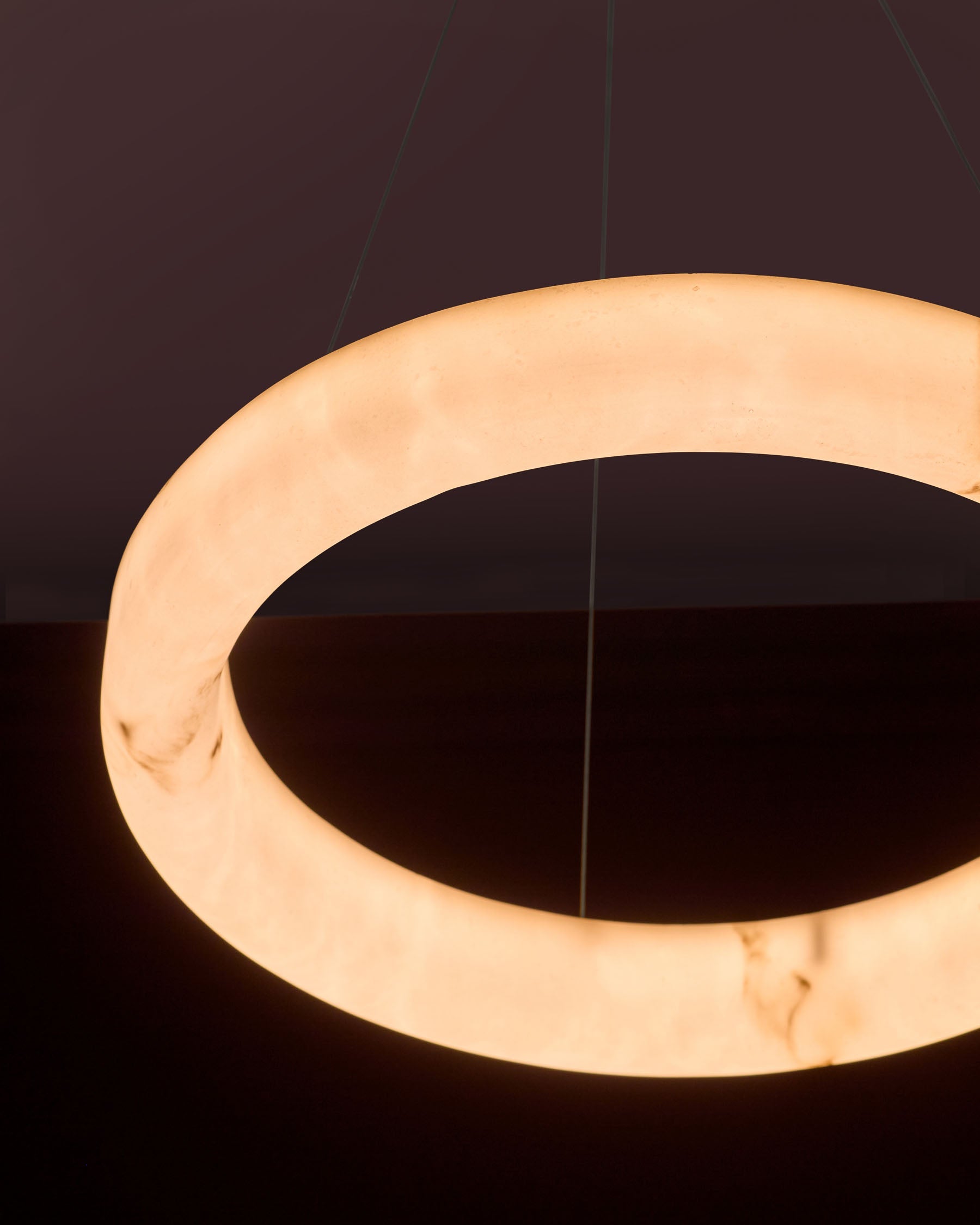 Suspension ronde Sadie en pierre aspect albâtre naturel