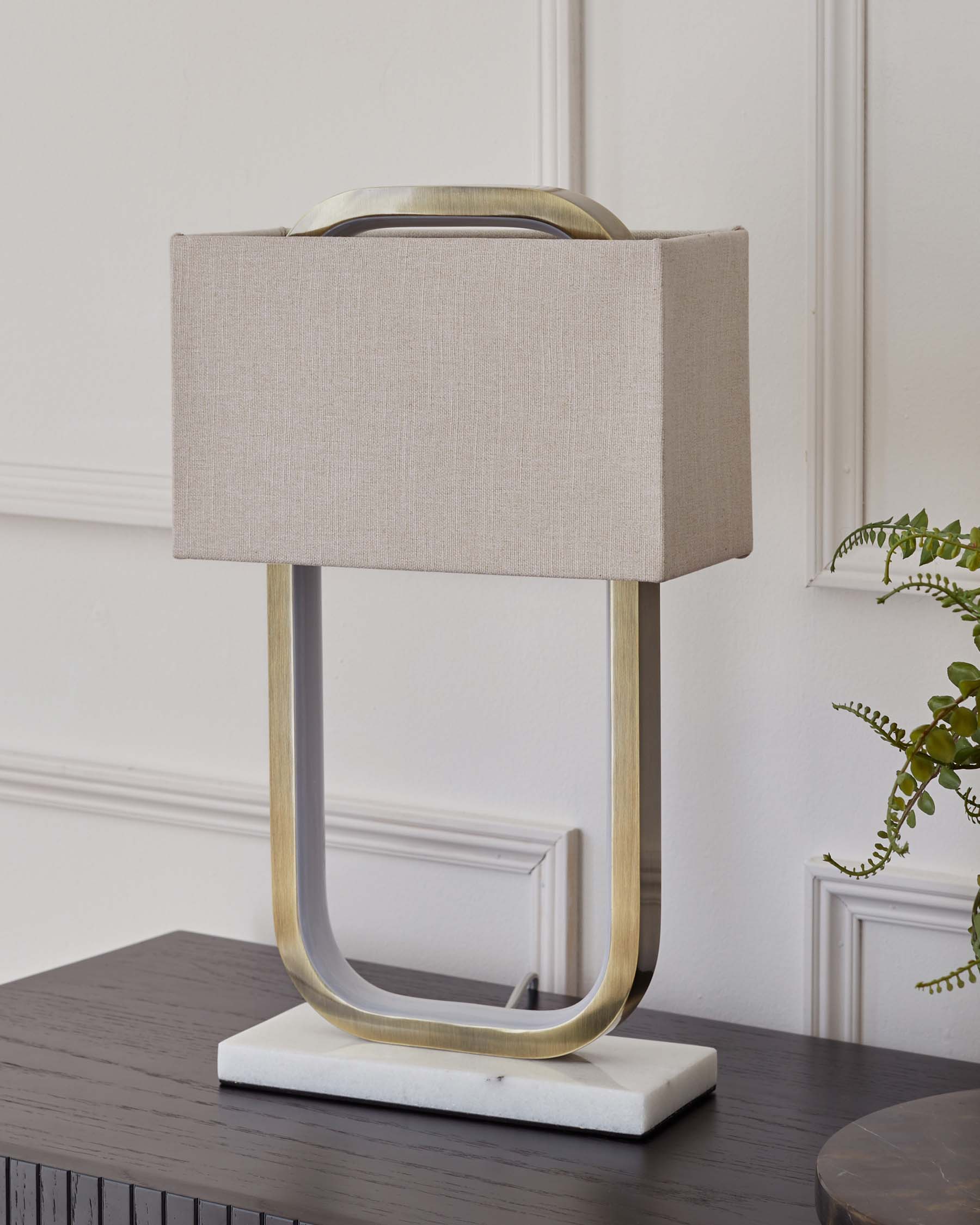 Lampe de table Sanza en laiton brossé avec abat-jour en lin naturel