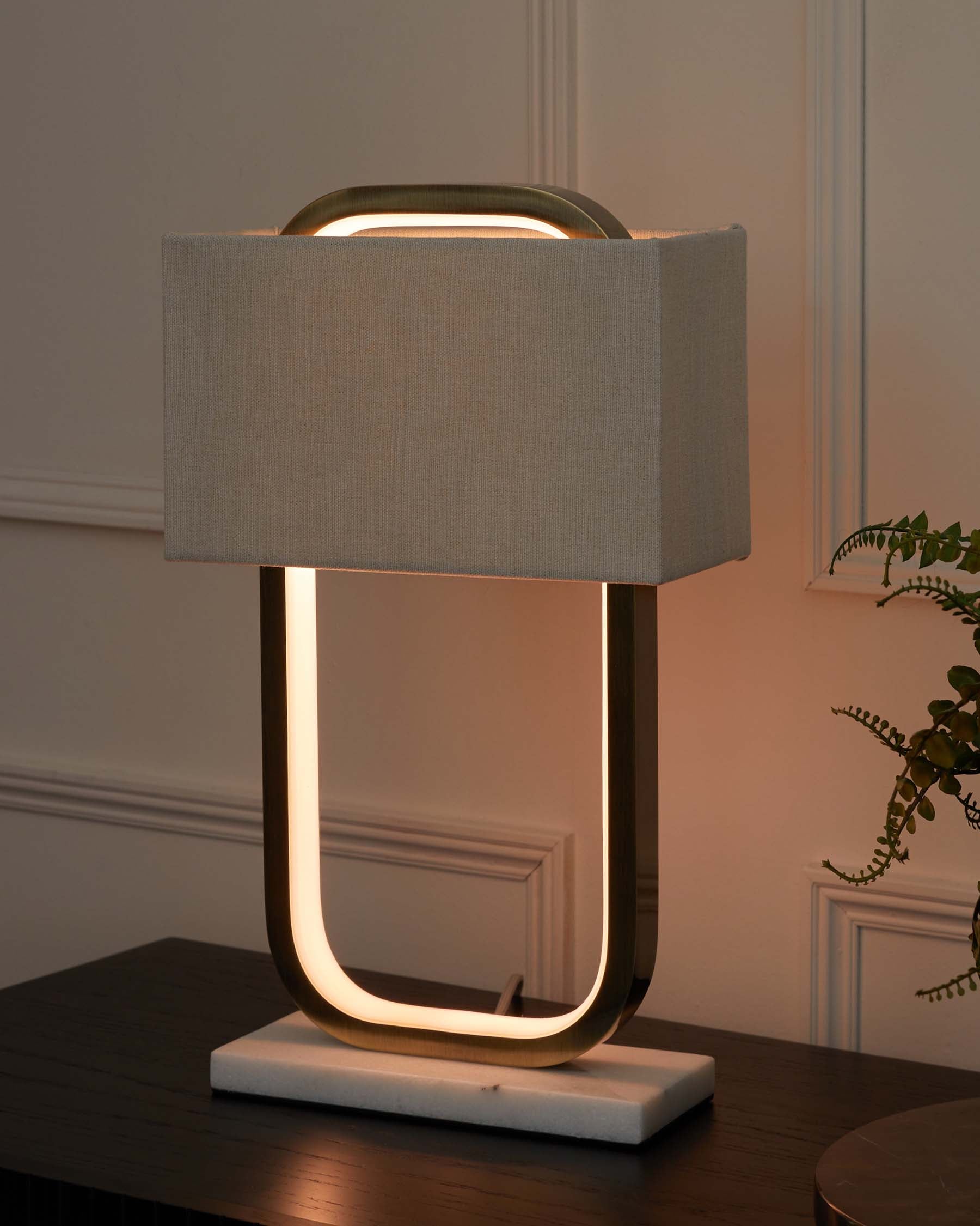 Lampe de table Sanza en laiton brossé avec abat-jour en lin naturel