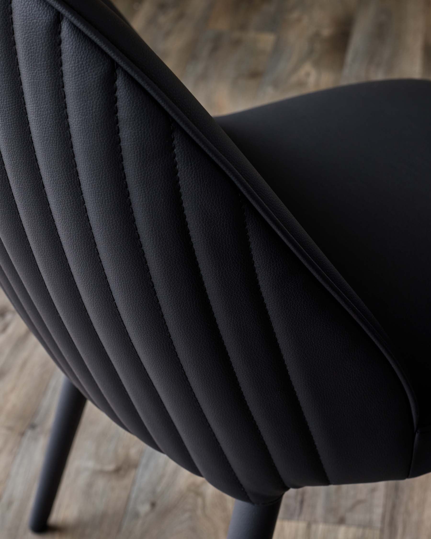 Chaise de salle à manger Saylor en similicuir noir