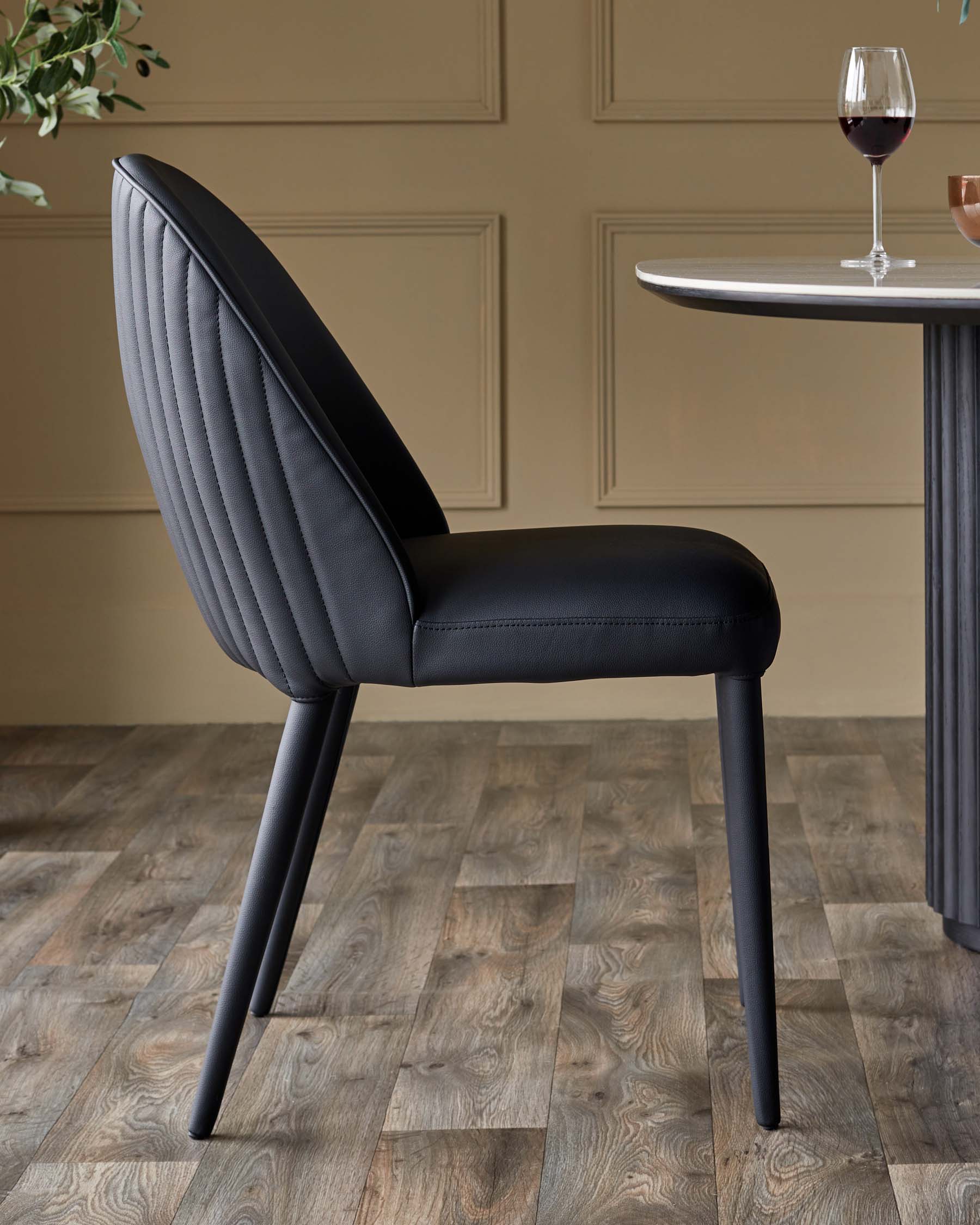 Chaise de salle à manger Saylor en similicuir noir