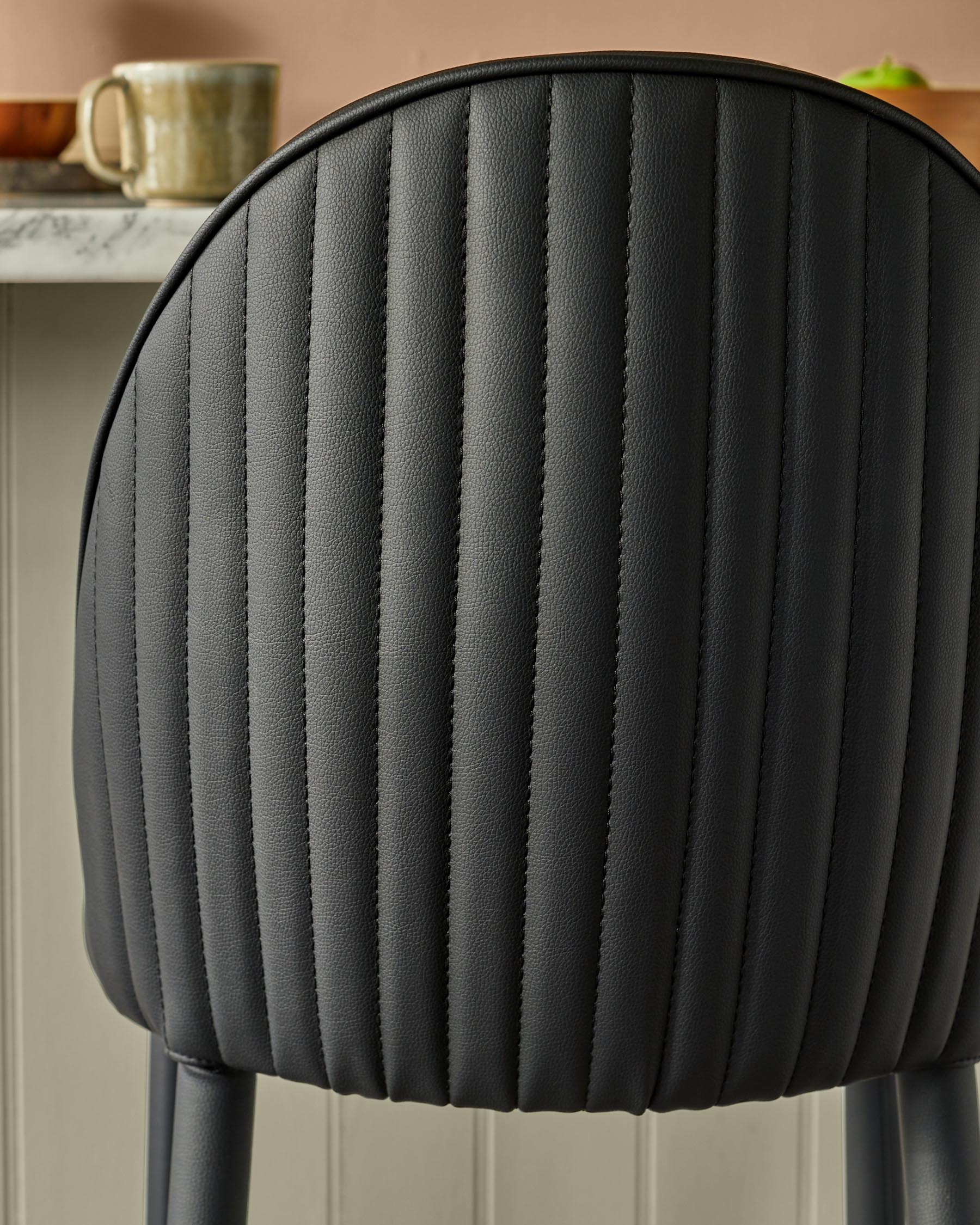 Tabouret de bar Saylor en similicuir noir