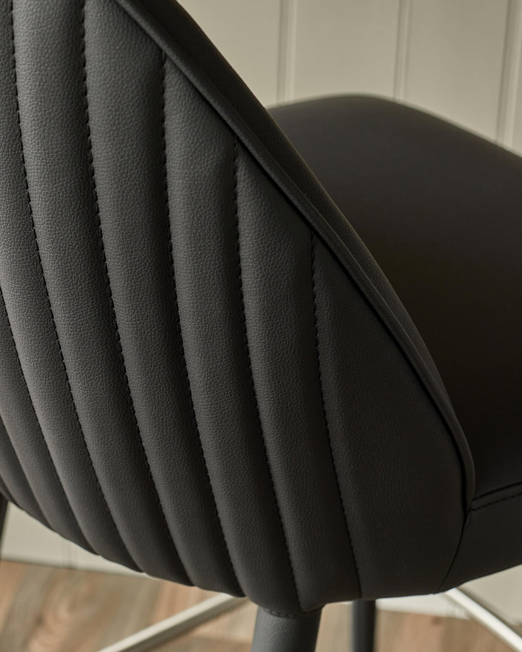 Tabouret de bar Saylor en similicuir noir