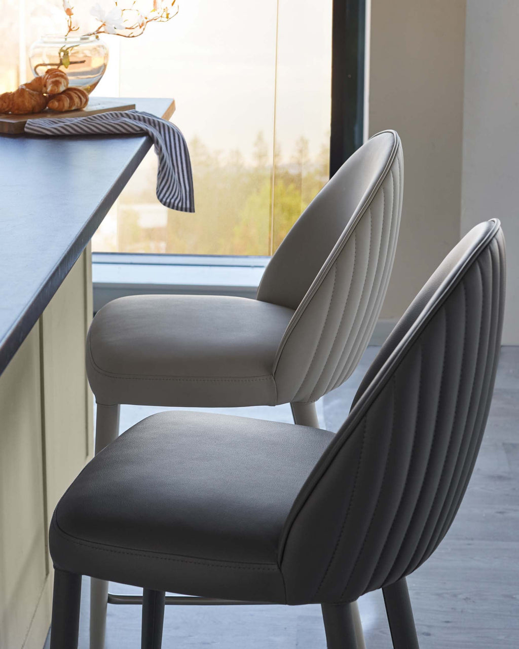 Tabouret de bar Saylor gris clair en similicuir