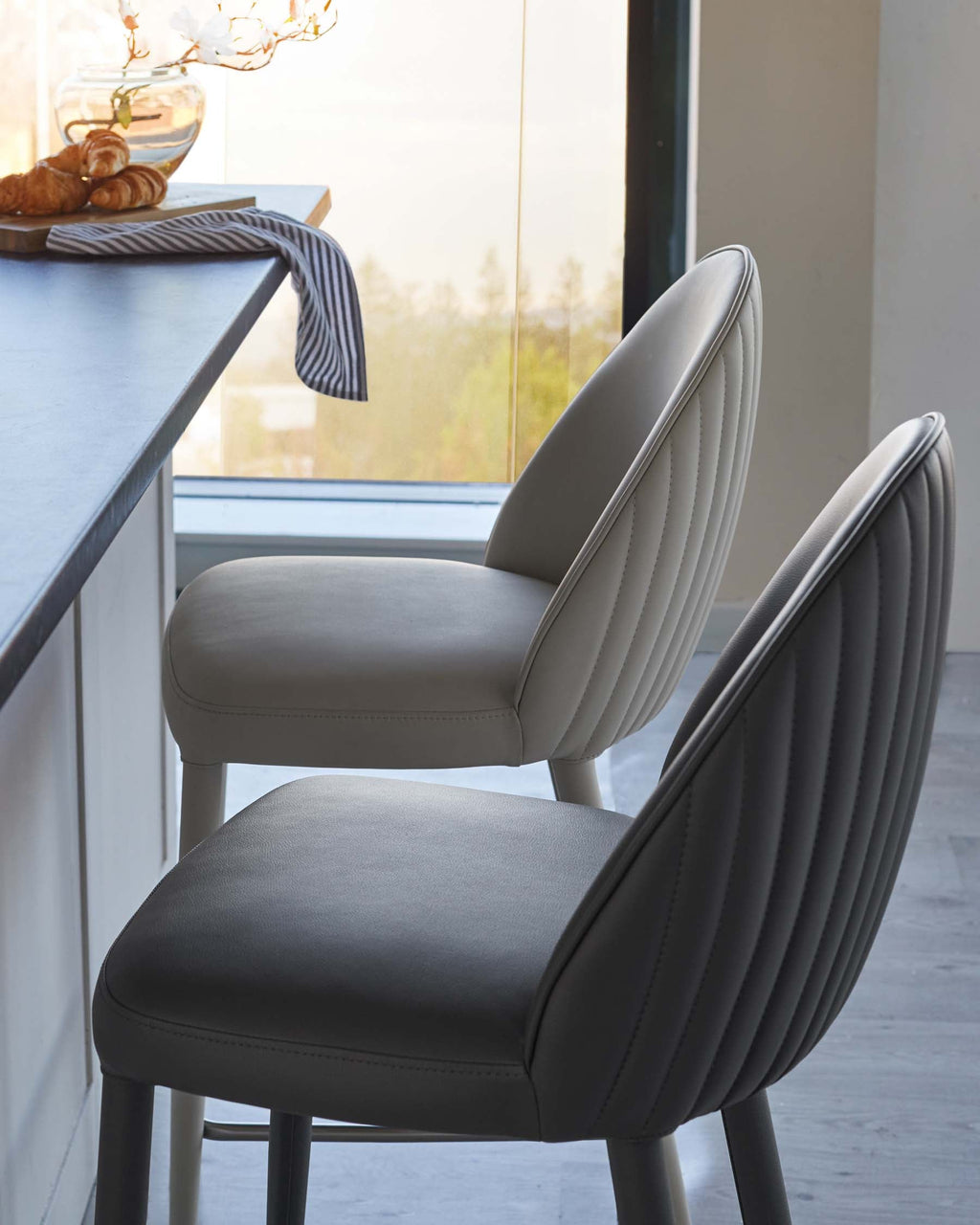 Tabouret de bar Saylor en similicuir gris foncé