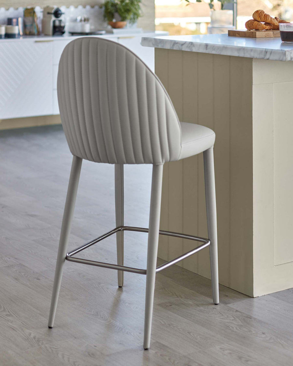Tabouret de bar Saylor gris clair en similicuir