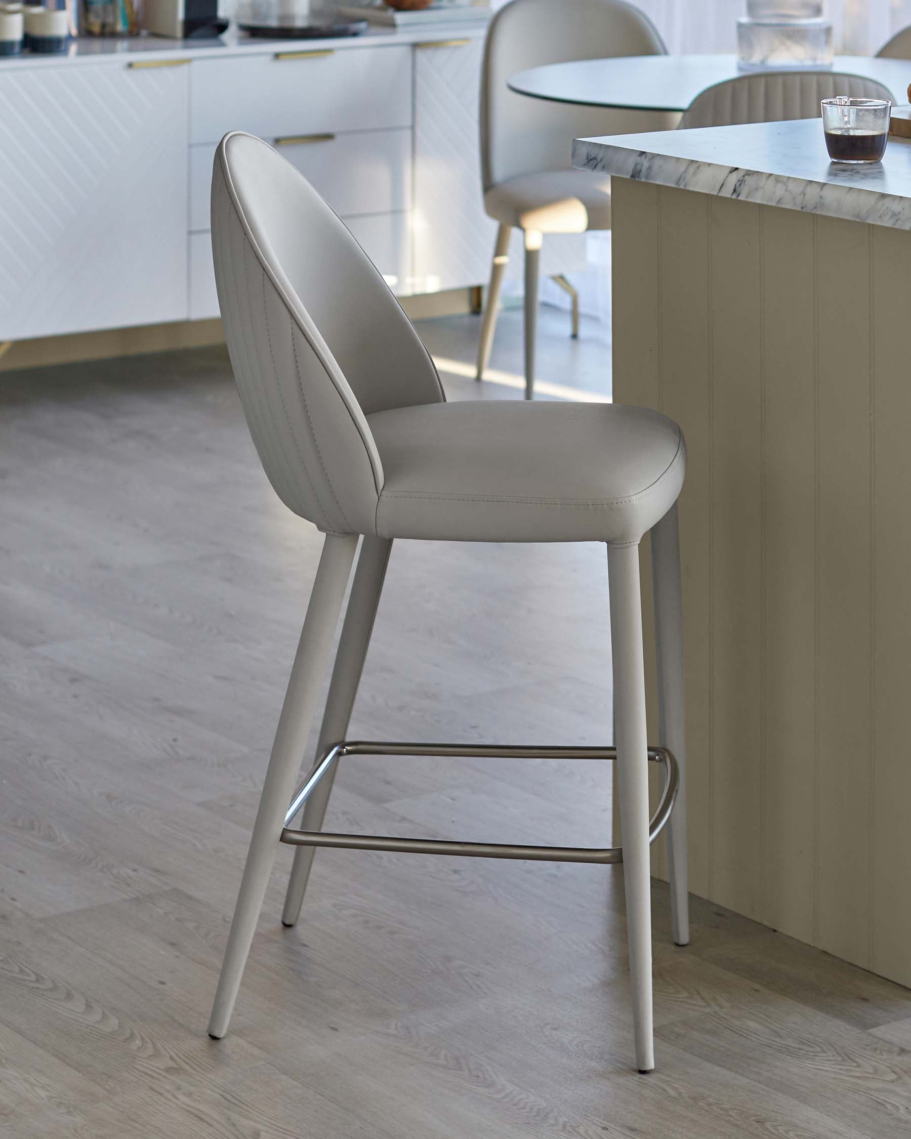 Tabouret de bar Saylor gris clair en similicuir
