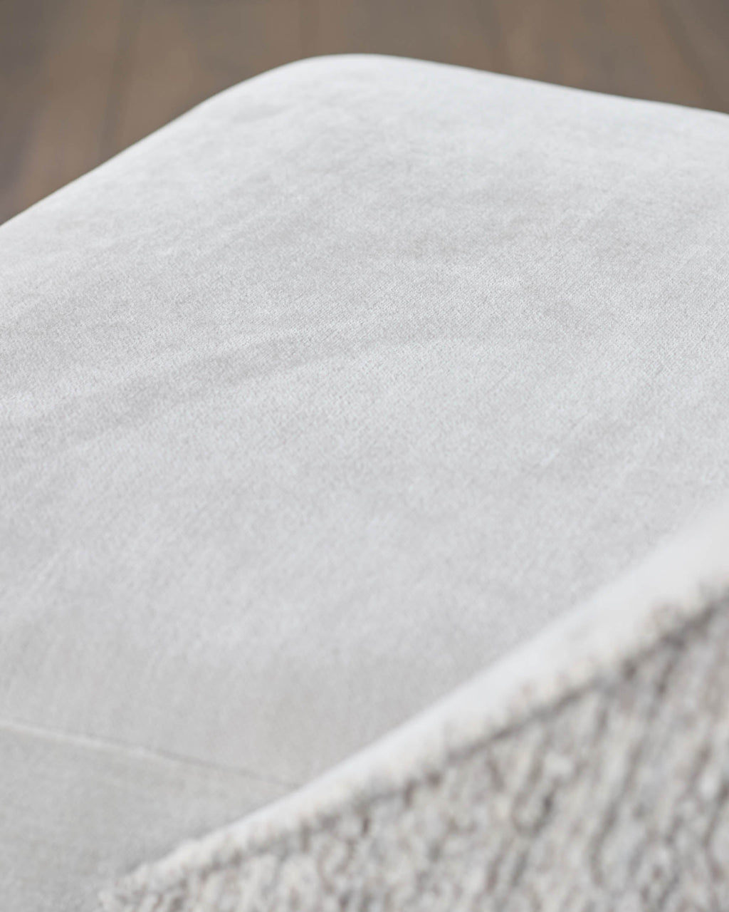 Chaise de salle à manger Scarlett crème bouclée et chenille gris naturel