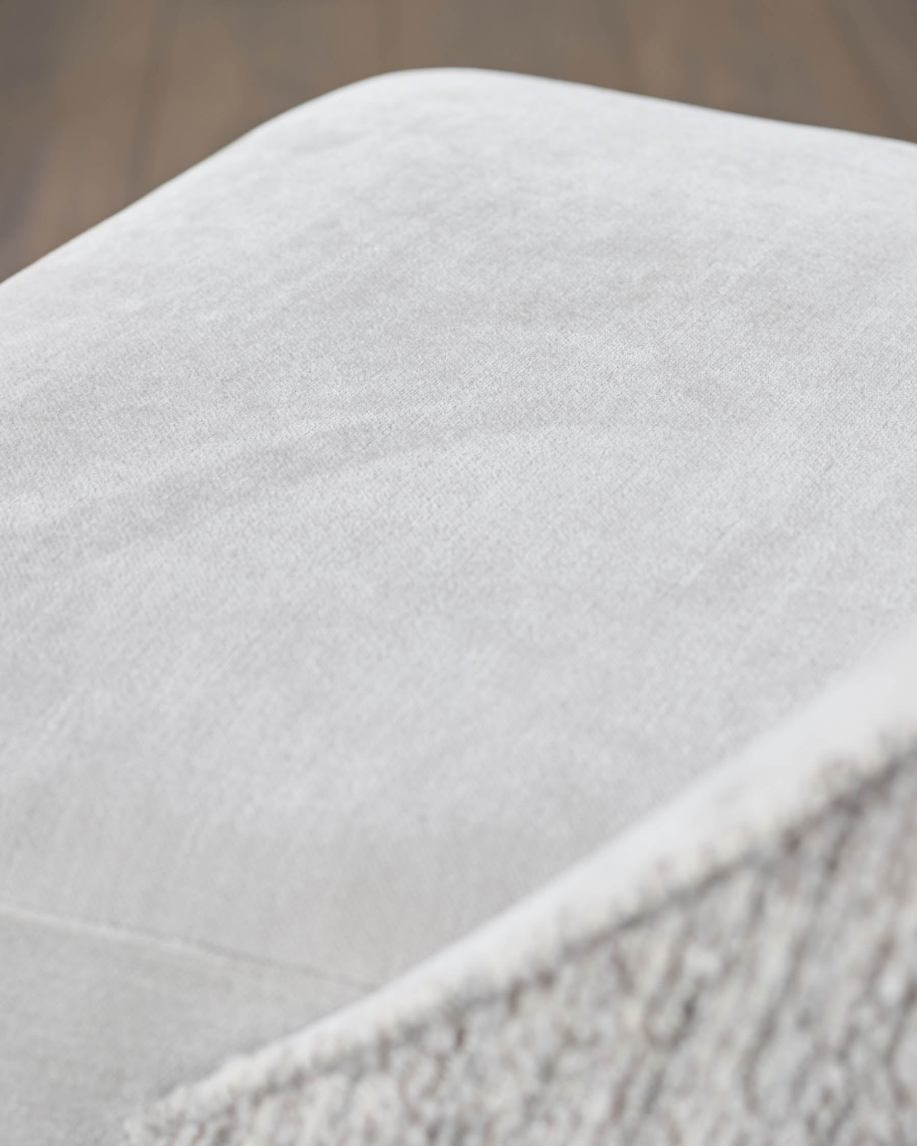 Chaise de salle à manger Scarlett crème bouclée et chenille gris naturel