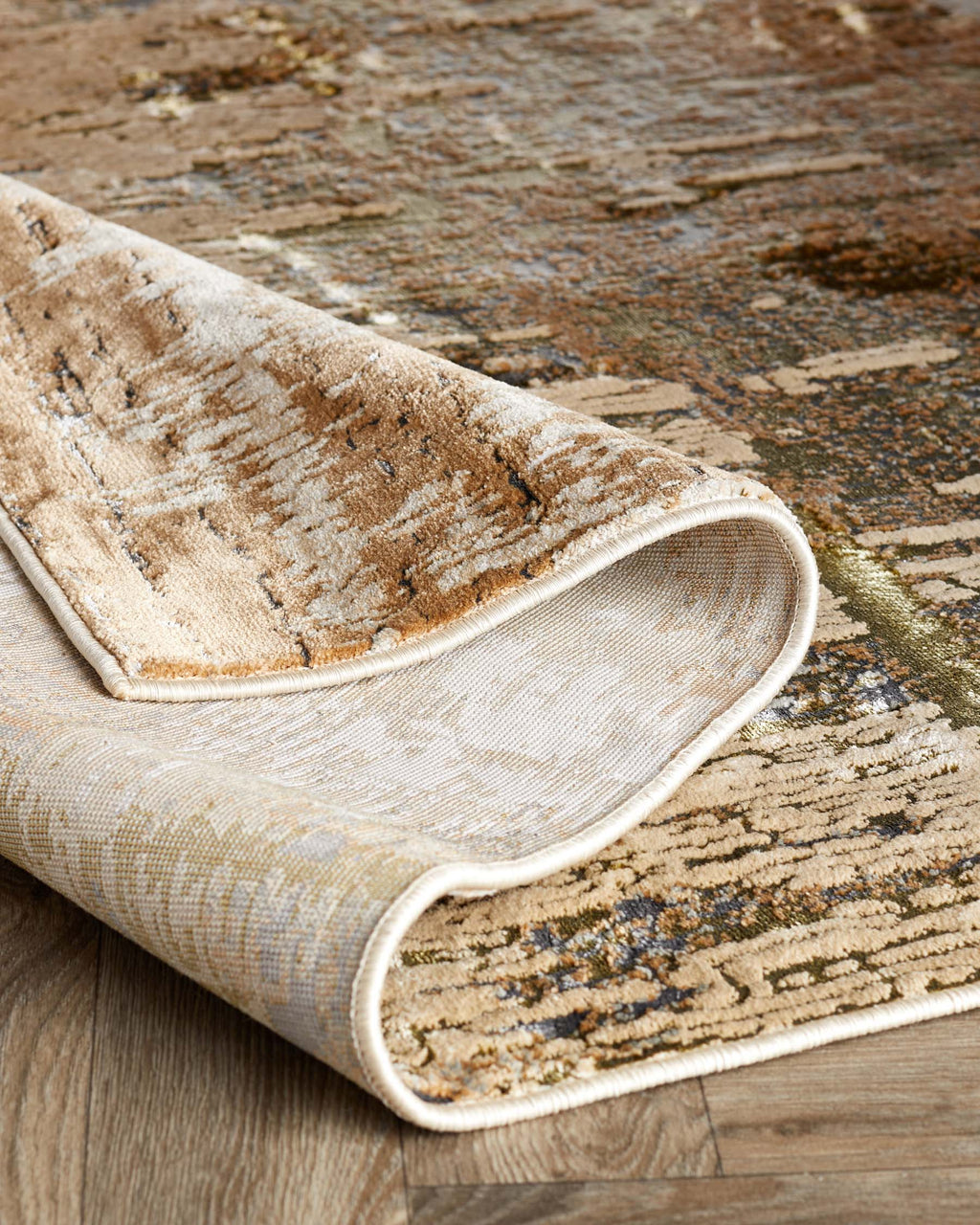 Tapis texturé moyen à motifs métalliques sépia