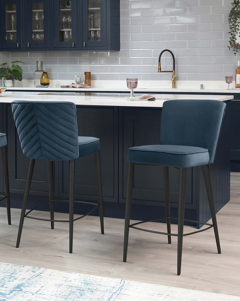 Tabouret de bar Serena en velours bleu foncé
