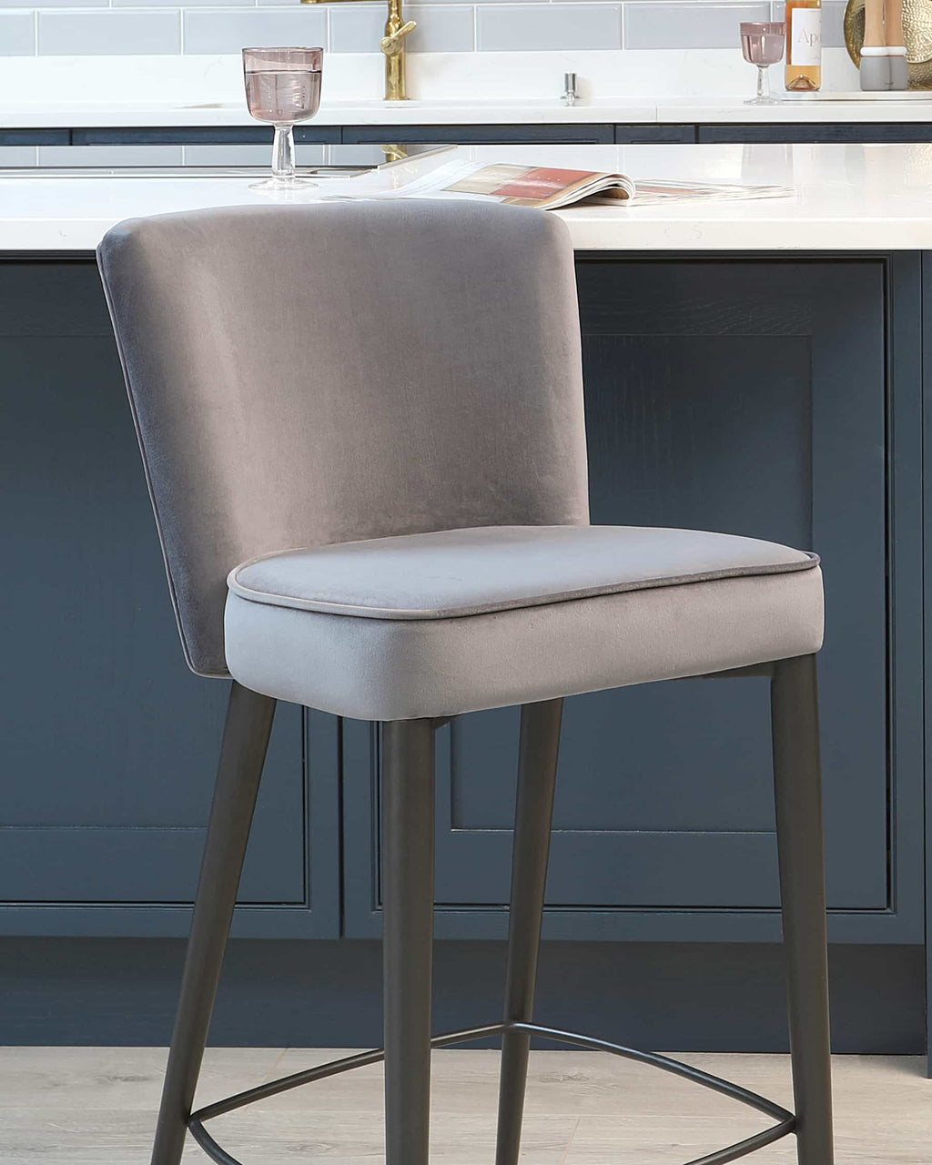 Tabouret de bar Serena en velours gris foncé