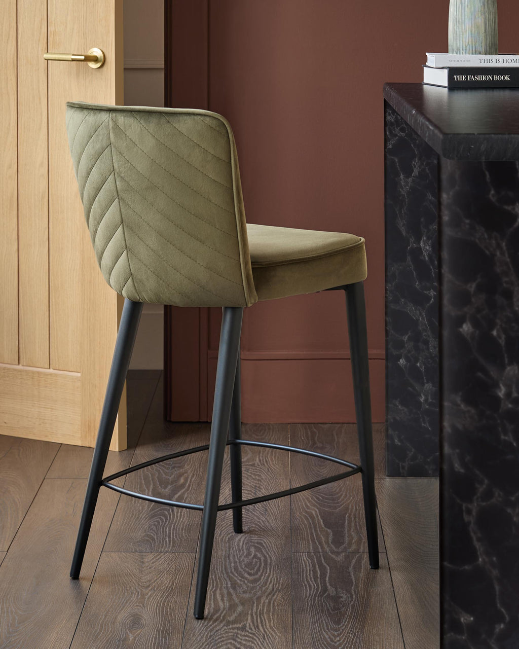 Tabouret de bar Serena en velours vert olive