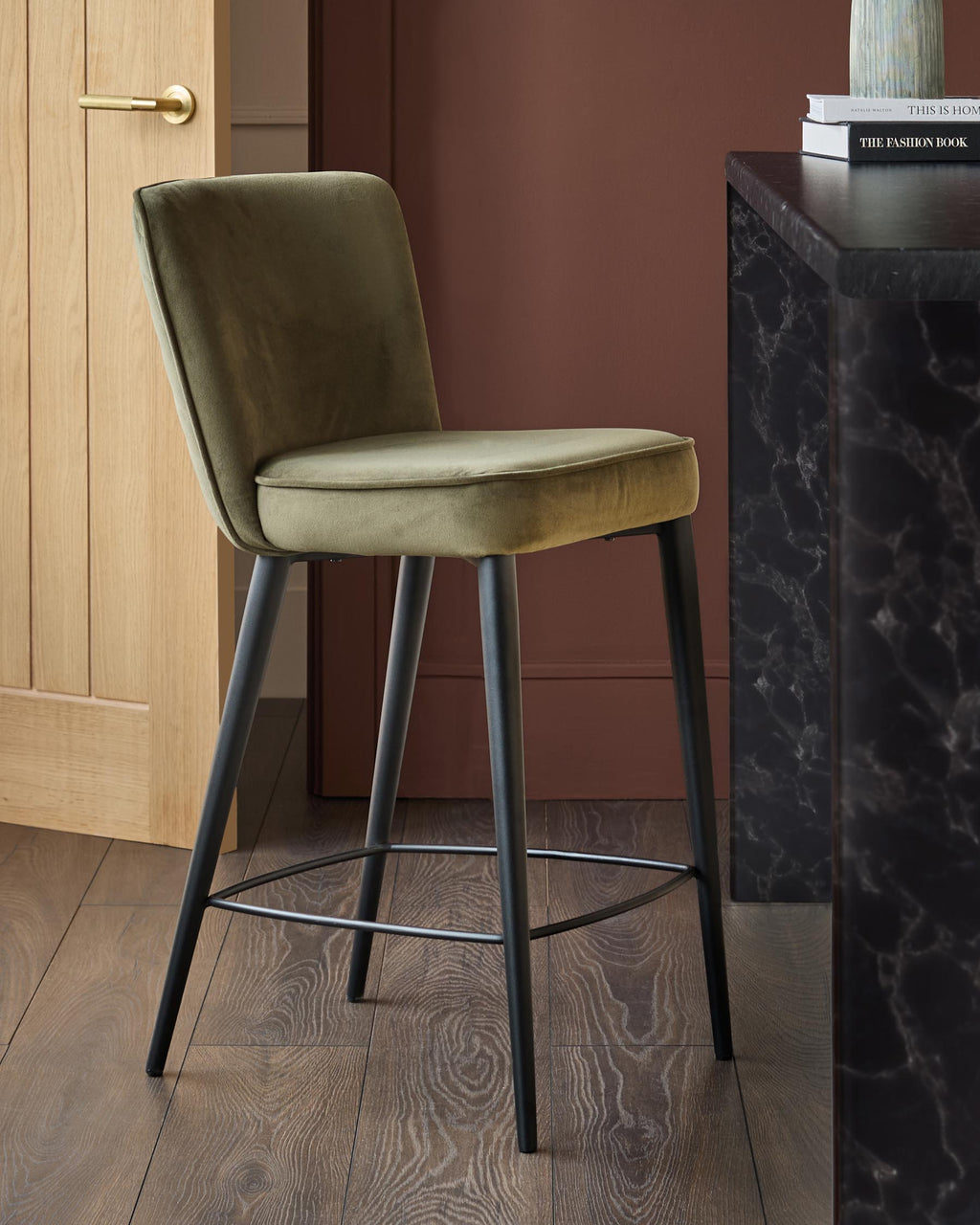 Tabouret de bar Serena en velours vert olive