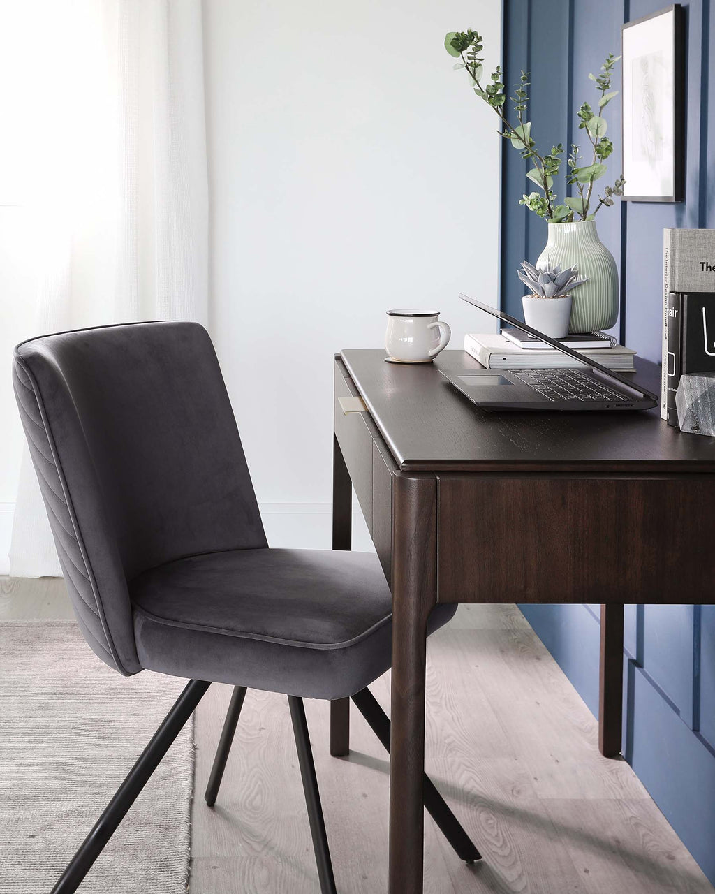 Fauteuil pivotant Serena en velours gris foncé