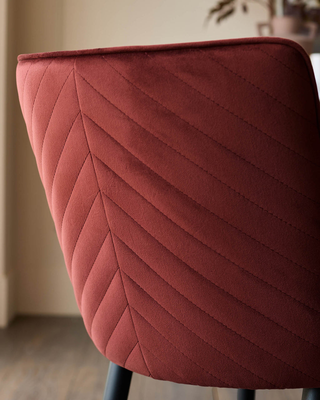 Chaise de salle à manger Serena en velours rouge caramel