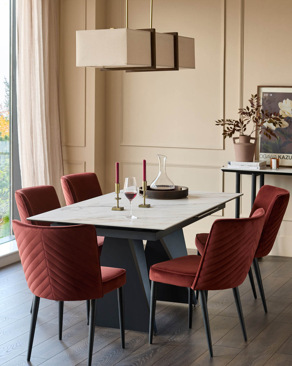 Chaise de salle à manger Serena en velours rouge caramel