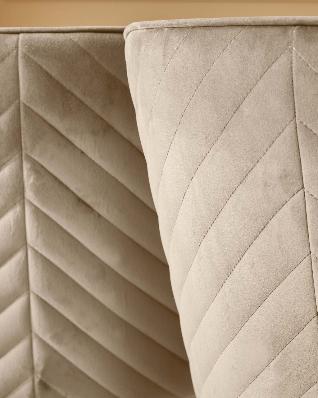 Table de salle à manger Hayden 6-8 en céramique blanche avec 6 chaises de salle à manger Serena en velours peluche champagne