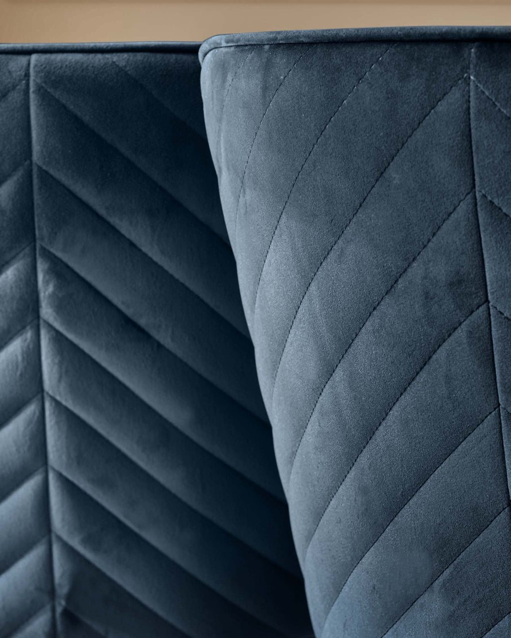 Chaise de salle à manger Serena en velours bleu foncé