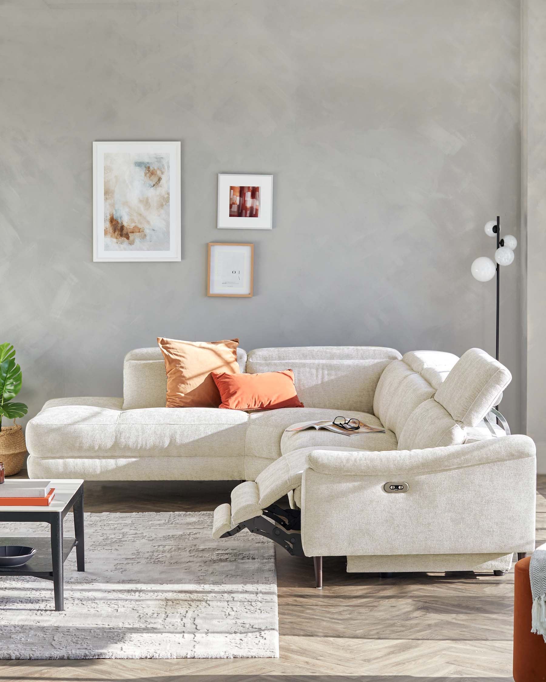 Canapé d'angle gauche Serene en bois foncé avec méridienne et revêtement en chenille ivoire.