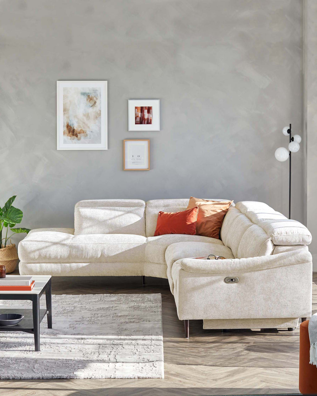 Canapé d'angle gauche Serene en bois foncé avec méridienne et revêtement en chenille ivoire.