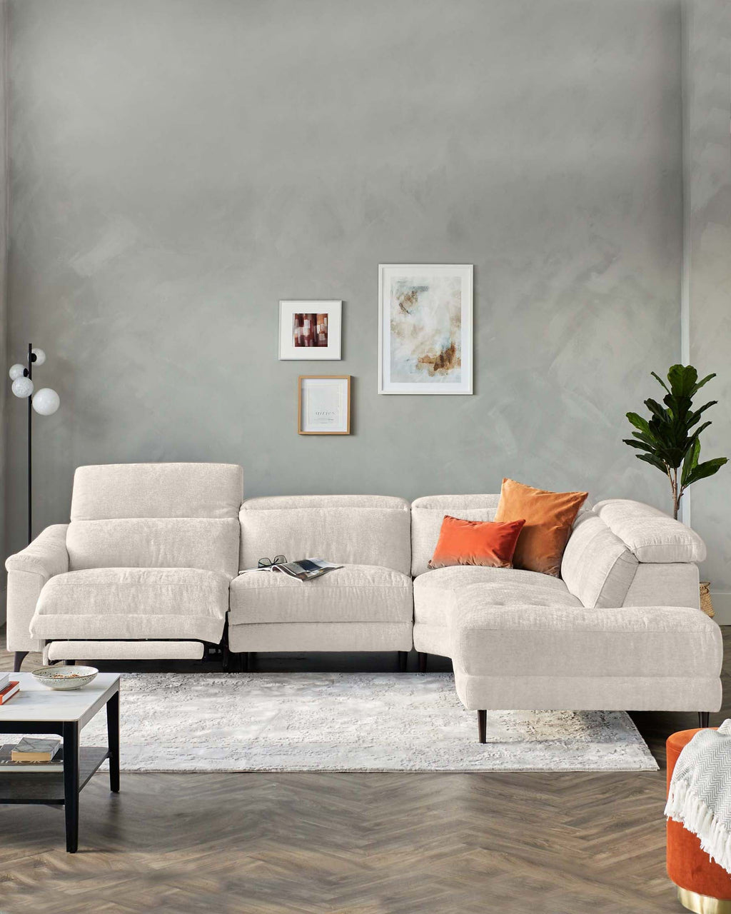 Canapé d'angle droit Serene en bois foncé avec méridienne et revêtement en chenille ivoire.