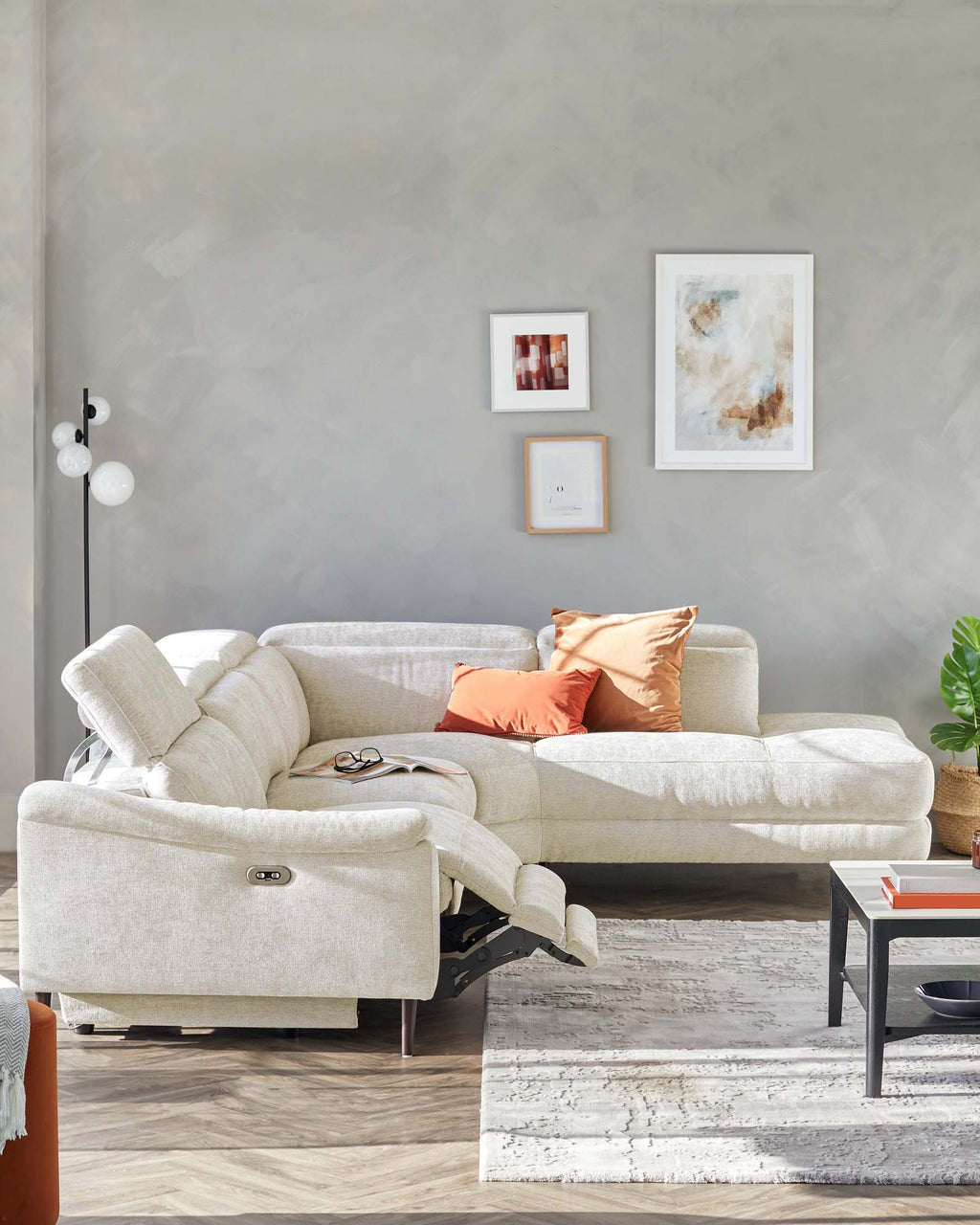 Canapé d'angle droit Serene en bois foncé avec méridienne et revêtement en chenille ivoire.