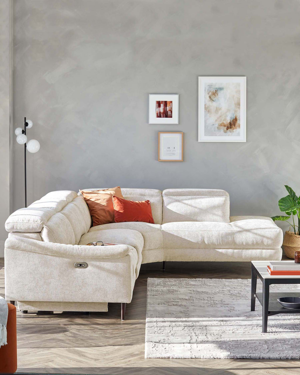 Canapé d'angle droit Serene en bois foncé avec méridienne et revêtement en chenille ivoire.