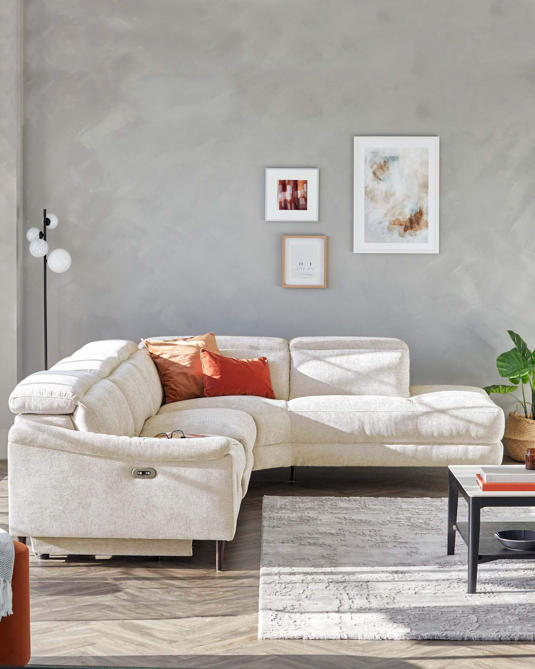 Canapé d'angle droit Serene en bois foncé avec méridienne et revêtement en chenille ivoire.