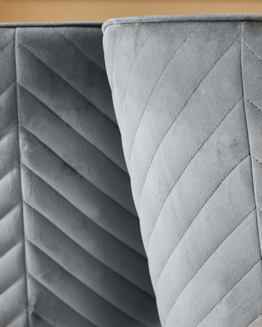 Chaise de salle à manger Serena en velours gris foncé