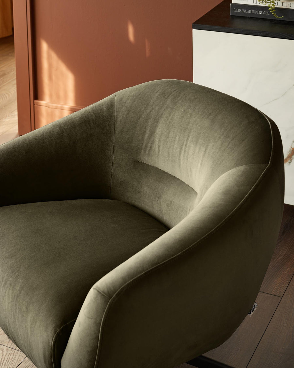 Fauteuil pivotant Soren en velours vert olive