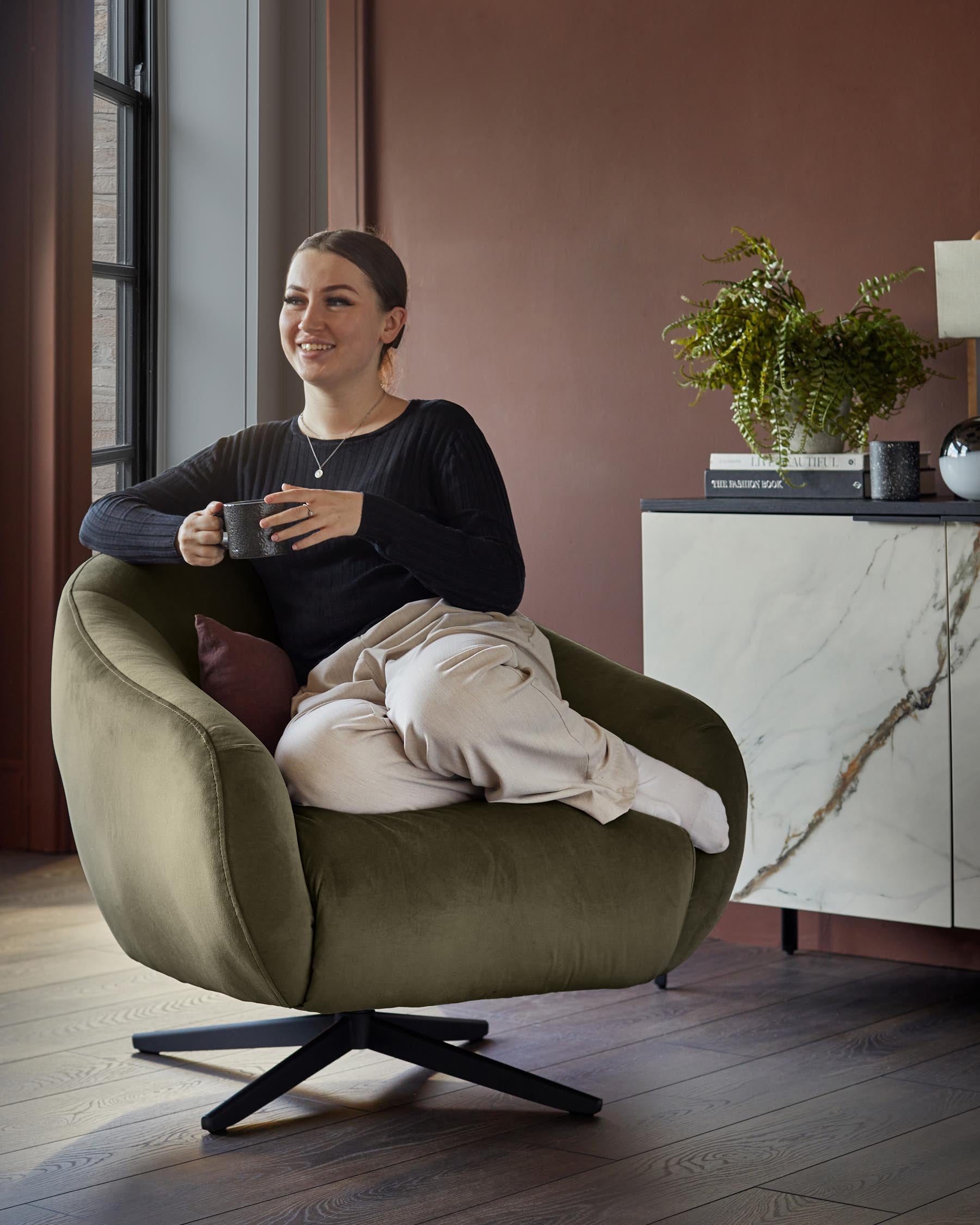 Fauteuil pivotant Soren en velours vert olive