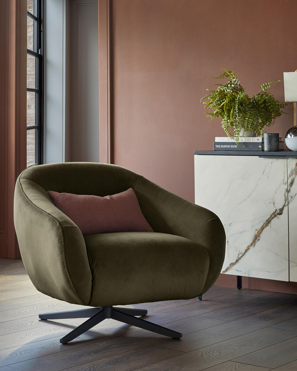 Fauteuil pivotant Soren en velours vert olive