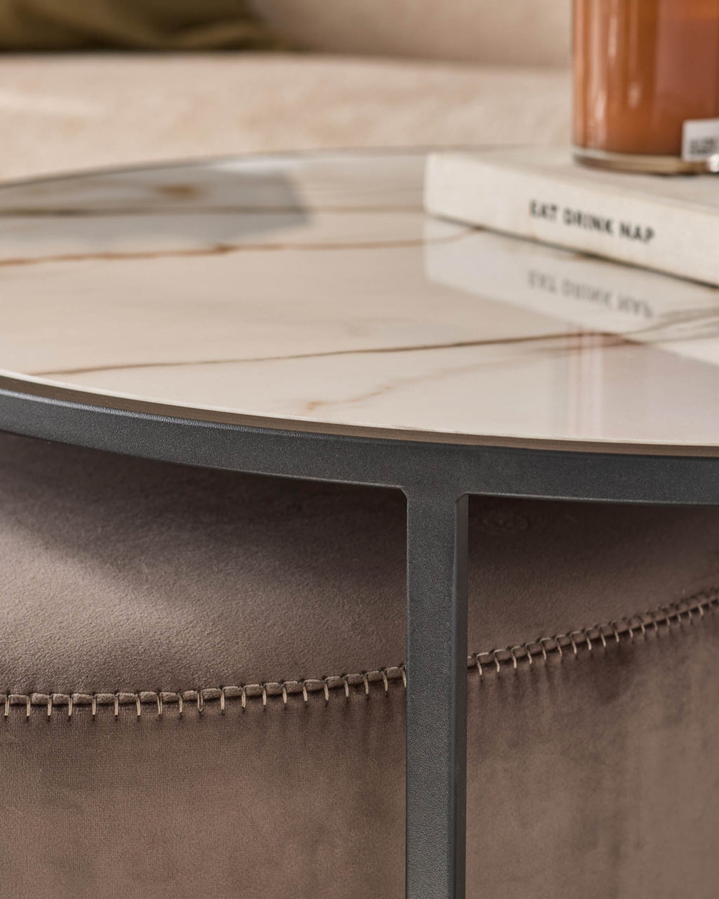 Ensemble table basse en céramique naturelle et pouf en velours moka Thea