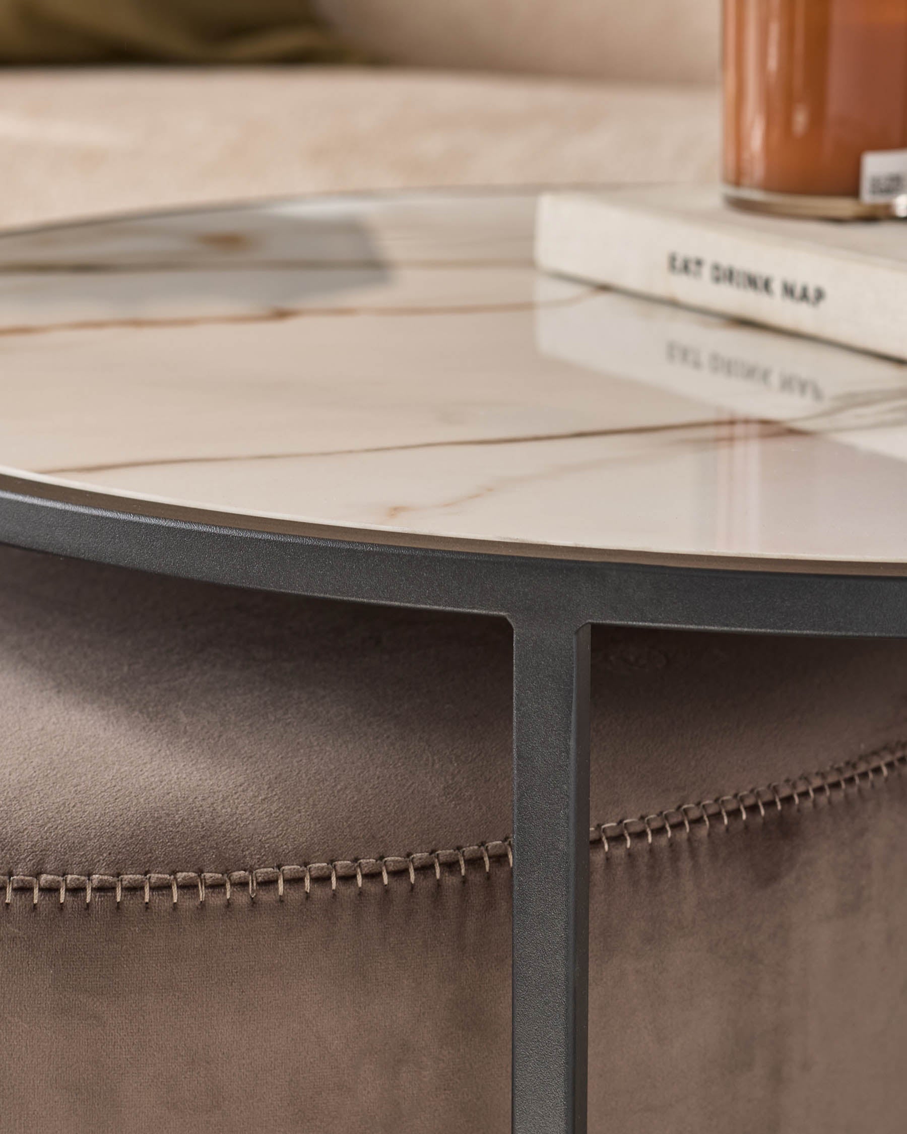 Ensemble table basse en céramique naturelle et pouf en velours moka Thea